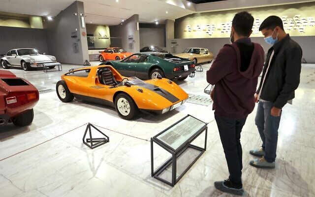 Des visiteurs au Musée iranien des voitures anciennes, à la périphérie de Téhéran, le 24 novembre 2021.  (Crédit : ATTA KENARE / AFP)
