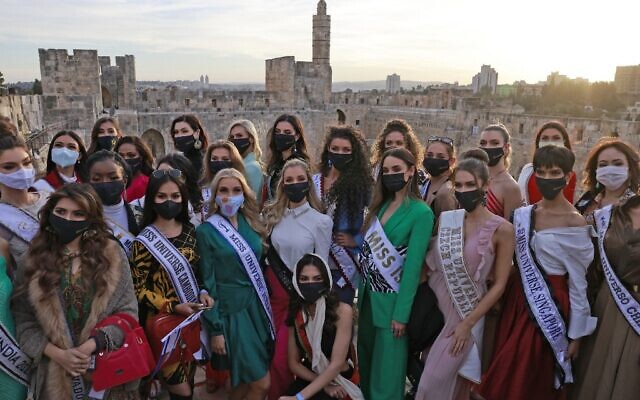 Des concurrentes du concours Miss Univers visitent le musée de la Tour de David dans l'ancienne citadelle de Jérusalem, près de l'entrée de la Porte de Jaffa dans la vieille ville de Jérusalem, le 30 novembre 2021. (Crédit : Menahem KAHANA / AFP)