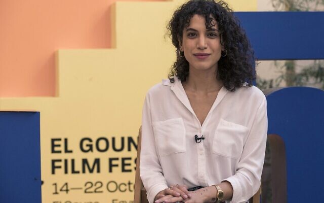L'actrice et réalisatrice irakienne Zahraa Ghandour pose pour une photo lors d'une interview en marge de la 5e édition du Festival du film de Gouna, dans la station balnéaire égyptienne d'el-Gouna, sur la mer Rouge, le 21 octobre 2021. (Crédit : Khaled DESOUKI / AFP)