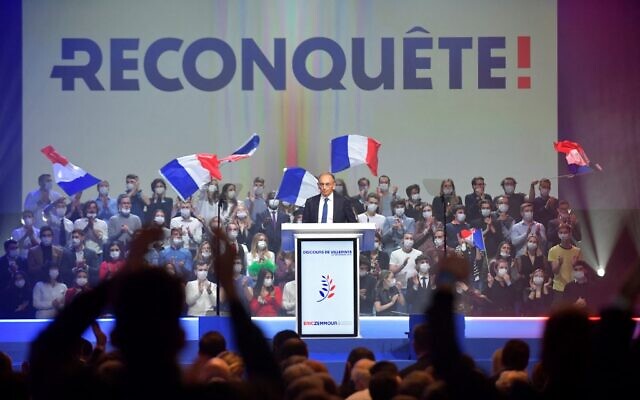 Le journaliste français d'extrême droite et candidat à la présidentielle de 2022, Eric Zemmour, présente le nom de son nouveau parti "Reconquête !" lors de son premier meeting de campagne à Villepinte, près de Paris, le 5 décembre 2021. (Crédit : JULIEN DE ROSA / AFP)
