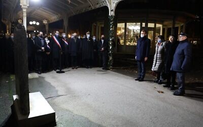 Le président français Emmanuel Macron (4e à droite) et l'ancien chasseur de nazis Serge (à droite) et Beate (2e à droite) Klarsfeld rendent hommage à un mémorial aux Juifs déportés pendant la Seconde Guerre mondiale à Vichy, dans le centre de la France, le 8 décembre 2021, dans le cadre de sa visite dans les départements du Cher et de l'Allier. (Crédit : Ludovic MARIN / AFP)