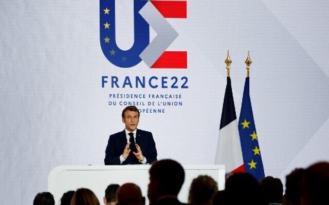 Le président français Emmanuel Macron prononce un discours lors d'une conférence de presse sur la France prenant la présidence de l'UE, à Paris, le 9 décembre 2021. (Crédit : Ludovic MARIN / AFP)