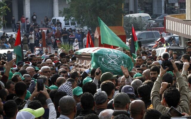 Cortège funèbre pour Hamza Ibrahim Shahin, membre du mouvement terroriste du Hamas au pouvoir dans la bande de Gaza, dans le camp de Burj al-Shamali pour réfugiés palestiniens près de la ville côtière de Tyr, dans le sud du Liban, le 12 décembre. 2021. (Crédit : Mahmoud ZAYYAT / AFP)