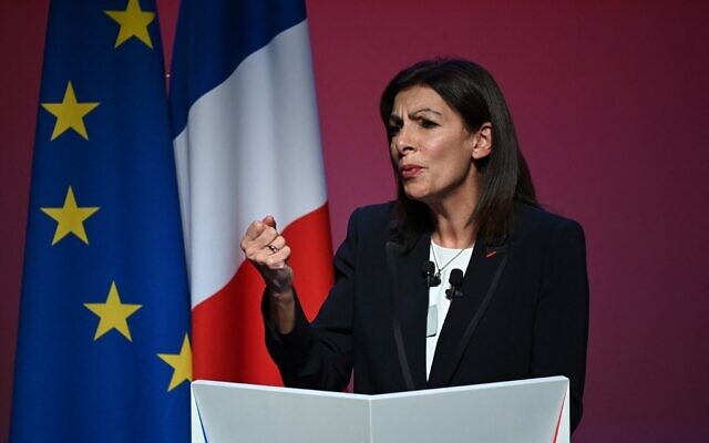 La maire de Paris et candidate du Parti socialiste (PS) à l'élection présidentielle d'avril 2022, Anne Hidalgo, prononce un discours lors d'un meeting de campagne à Perpignan, le 12 décembre 2021. (Crédit : Lionel BONAVENTURE / AFP)
