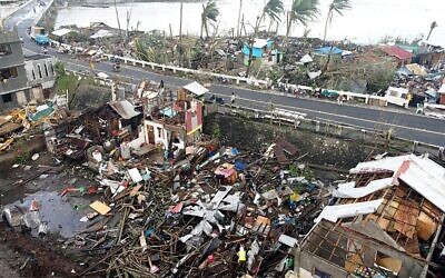 Des habitations détruites après le passage du super-typhon Rai, dans la ville de Surigao, dans la province de Surigao del Norte, aux Philippines, le 17 décembre 2021. (Crédit : Mascarinas / AFP)