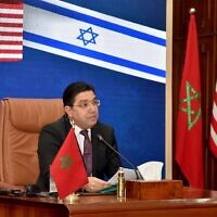 Le ministre marocain des Affaires étrangères Nasser Bourita participe à une réunion virtuelle avec ses homologues américain et israélien, à son bureau dans la capitale Rabat, le 22 décembre 2021. (Crédit : AFP)