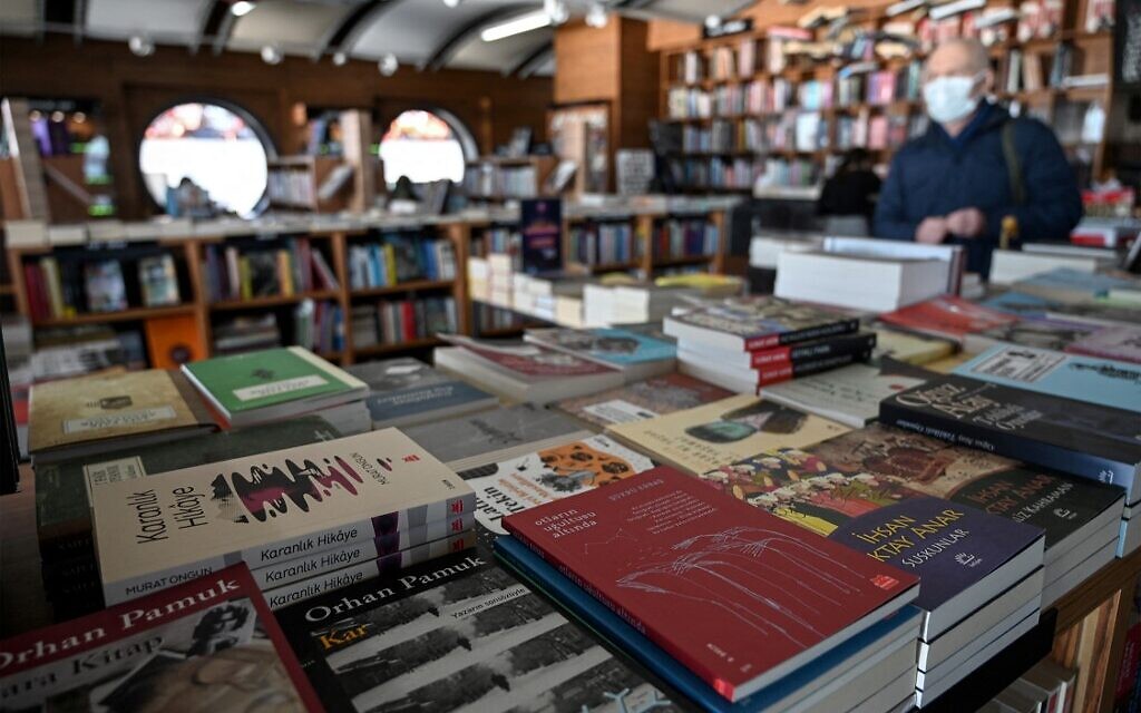 Des livres sont exposés à l'intérieur d'une librairie du port de Karakoy à Istanbul, le 2 décembre 2021. (Crédit : Ozan KOSE / AFP)