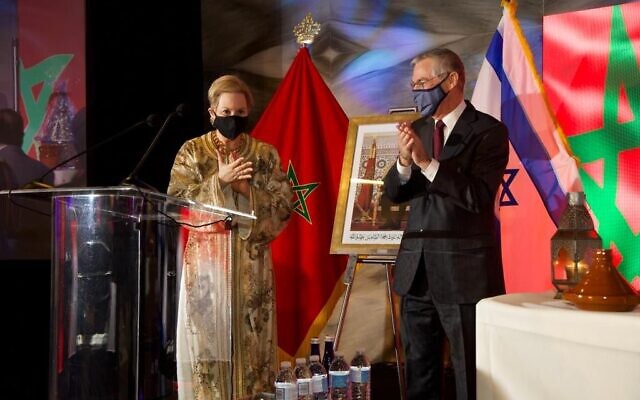 L'ambassadrice marocaine aux États-Unis, la princesse Lalla Joumala, et l'ambassadeur israélien aux États-Unis, Michael Herzog, lors d'un événement fêtant le premier anniversaire de la reprise des liens entre les pays, le 9 décembre 2021. (Crédit : Shmulik Almani)