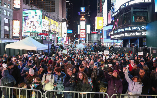 Des centaines de personnes réunies contre l'antisémitisme à Times Square lors de l'événement 'Shine a Light on Antisemitism', pendant la deuxième nuit de Hanoukka, le 29 novembre 2021. (Crédit :  Michael Priest Photography via JTA)