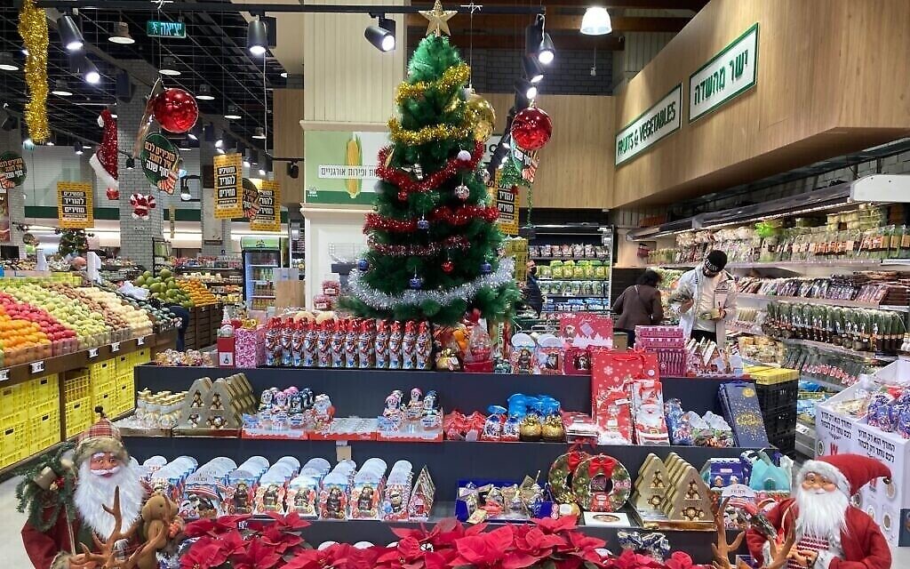 Un étalage de Noël à l'entrée du magasin phare de Tel Aviv de Tiv Ta'am, une chaîne de supermarchés israélienne connue pour vendre des aliments qui ne respectent pas les règles diététiques kasher. (Crédit : Asaf Shalev via JTA)