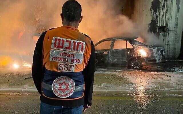 Les premiers intervenants sur les lieux d'une tentative d'attentat à la voiture-bélier en Cisjordanie, le 21 décembre 2021. (Crédit : Sauveteurs sans frontières)