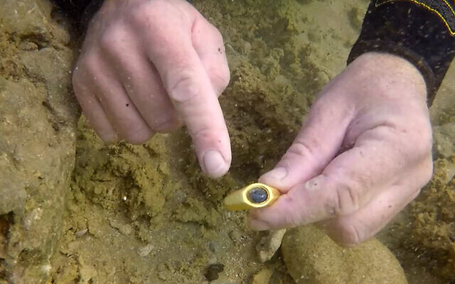 La découverte sous-marine d'une bague en or avec la figure du Bon Berger gravée. (Crédit : Autorité israélienne des antiquités)