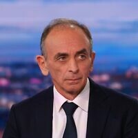 Éric Zemmour, candidat à l’élection présidentielle, au JT de TF1 dans les studios de la chaine à Boulogne-Billancourt, en région parisienne, le 30 novembre 2021. (Crédit : Thomas COEX / POOL / AFP)