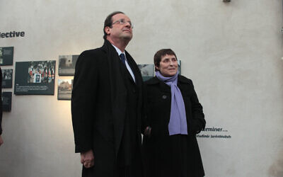 François Hollande et Hélène Mouchard-Zay, fille de Jean Zay, visitent le Centre d'étude et de recherche sur les camps d'internement dans le Loiret, le 9 février 2012. (Crédit : Philippe Grangeaud / Solfé Communications / CC BY-NC-ND 2.0)