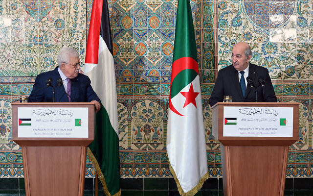 Le président Mahmoud Abbas tient une conférence de presse conjointe avec son homologue algérien Abd al-Majid Tebboune le 6 décembre 2021 en Algérie. (Crédit : WAFA)
