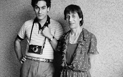 Autoportrait avec ma mère, Paris, 1983. (Crédit : Patrick Zachmann / Magnum Photos)