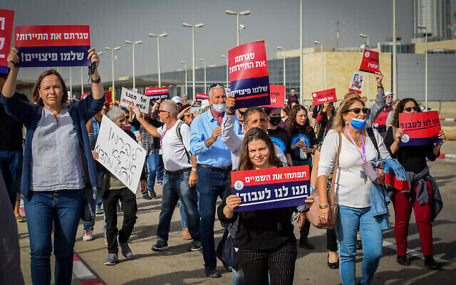 Des travailleurs du secteur du tourisme, réclamant un soutien financier du gouvernement israélien, manifestent devant l'aéroport international Ben Gurion, le 13 décembre 2021. (Crédit : Avshalom Sassoni/Flash90)