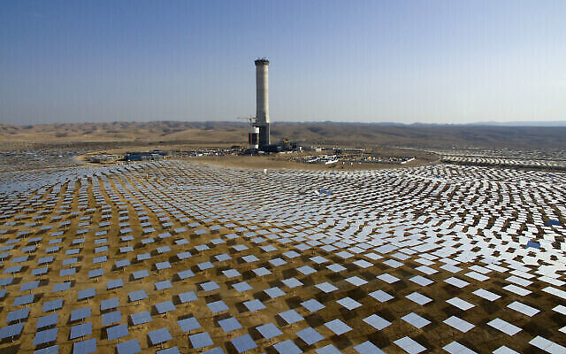 Vue de la station solaire d'Ashalim, dans le désert du Neguev.
