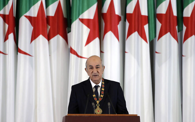 Le président algérien Abdelmadjid Tebboune prononçant un discours lors d'une cérémonie d'inauguration au palais présidentiel, à Alger, en Algérie, le 19 décembre 2019. (Crédit : Toufik Doudou/AP Photo/Dossier)