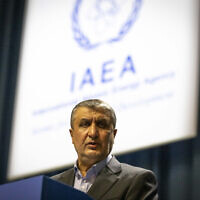 Mohammad Eslami, nouveau directeur de l'agence nucléaire iranienne (AEOI), s'exprimant sur la scène de la conférence générale de l'Agence internationale de l'énergie atomique (AIEA) à Vienne, en Autriche, le 20 septembre 2021. (Crédit : Lisa Leutner/AP/Dossier)