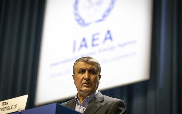 Mohammad Eslami, nouveau directeur de l'agence nucléaire iranienne (AEOI), s'exprime sur la scène de la conférence générale de l'Agence internationale de l'énergie atomique (AIEA) à Vienne, en Autriche, le 20 septembre 2021. (Crédit : Lisa Leutner/AP/Dossier)