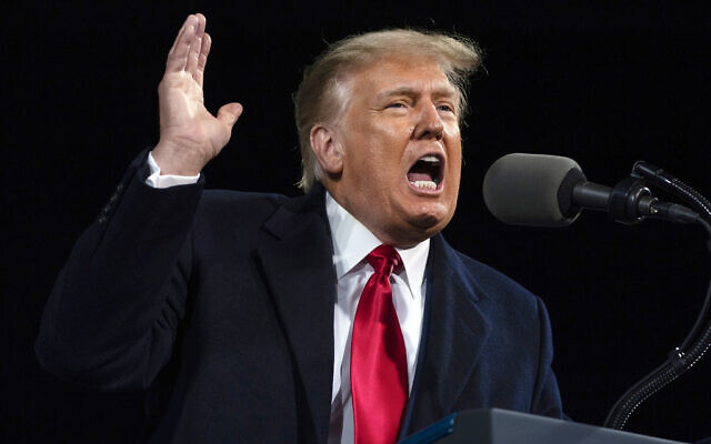Le président américain de l'époque Donald Trump lors d'un rassemblement de campagne de candidats républicains au sénat à  Valdosta, en Géorgie, le 5 décembre 2020. (Crédit : AP Photo/Evan Vucci, File)