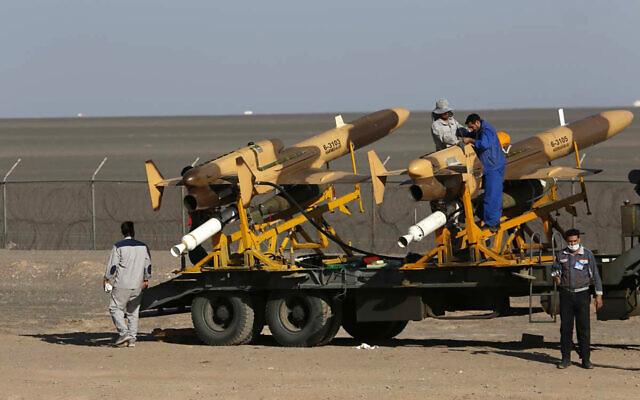 Le personnel de l'armée de l'air iranienne travaille sur des missiles de défense aérienne lors d'un exercice, en Iran, le 21 octobre 2021. (Crédit : Armée iranienne via AP)