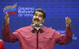 Le président du Venezuela, Nicolas Maduro, parle à un journaliste qui couvre son vote lors des élections pour choisir les membres de l'Assemblée nationale à Caracas, au Venezuela, le 6 décembre 2020. (Crédit : Ariana Cubillos/AP)