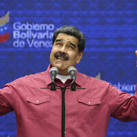 Le président du Venezuela, Nicolas Maduro, parle à un journaliste qui couvre son vote lors des élections pour choisir les membres de l'Assemblée nationale à Caracas, au Venezuela, le 6 décembre 2020. (Crédit : Ariana Cubillos/AP)