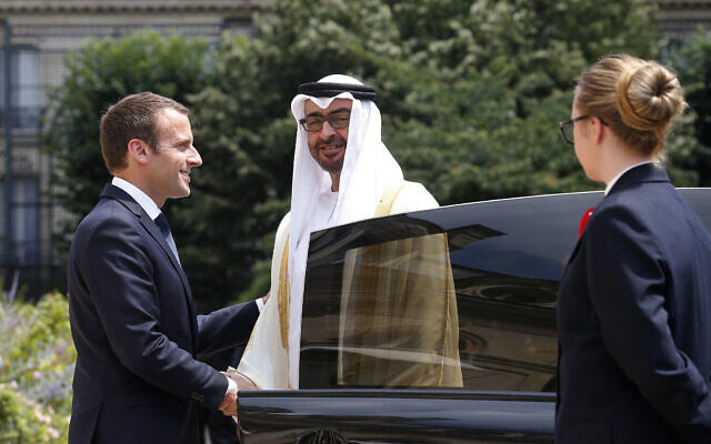 Le président français Emmanuel Macron, à gauche, serre la main du prince héritier d'Abu Dhabi Sheikh Mohammed bin Zayed al-Nahayan, avant une réunion au palais de l'Élysée à Paris, le 21 juin 2017. (Crédit : AP Photo/Thibault Camus, File)