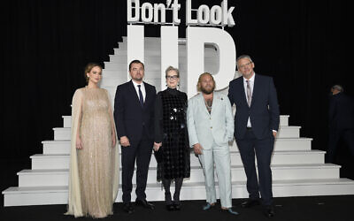 Jennifer Lawrence, de gauche à droite, Leonardo DiCaprio, Meryl Streep, Jonah Hill et le scénariste/réalisateur Adam McKay assistent à la première mondiale de "Don't Look Up" au Jazz at Lincoln Center, le dimanche 5 décembre 2021 à New York. (Crédit : Evan Agostini/Invision/AP)