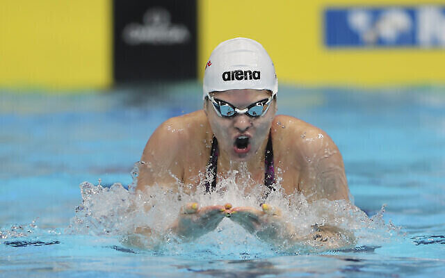 L'Israélienne Anastasia Gorbenko nage pour remporter le 100 mètres de l'épreuve de quatre nages en individuel,  lors des Championnats du monde de natation à Abou Dhabi, aux Émirats arabes unis, le dimanche 19 décembre 2021. (Crédit : AP Photo/Kamran Jebreili)