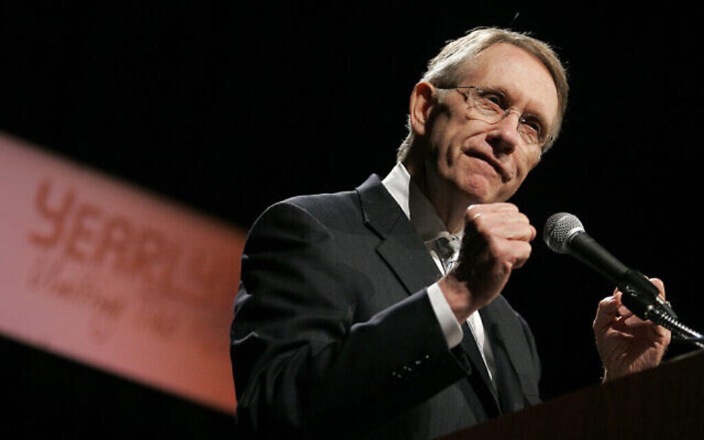 Le leader de la minorité au sénat, le démocrate Harry Reid du Nevada, prononce un discours à la convention Yearly Kos à Las Vegas, le 10 juin 2006. (Crédit : Jae C. Hong/AP)