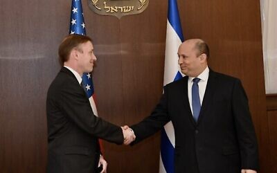 Le Premier ministre Naftali Bennett (à droite) rencontre le conseiller américain à la sécurité nationale Jake Sullivan à Jérusalem le 22 décembre 2021. (Crédit : David Azagury/Ambassade américaine à Jérusalem)