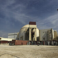 Photo d'illustration : Le bâtiment du réacteur de la centrale nucléaire de Bushehr, juste à l'extérieur de la ville méridionale de Bushehr, en Iran, le 26 octobre 2010. (Crédit : AP Photo/Mehr News Agency, Majid Asgaripour)