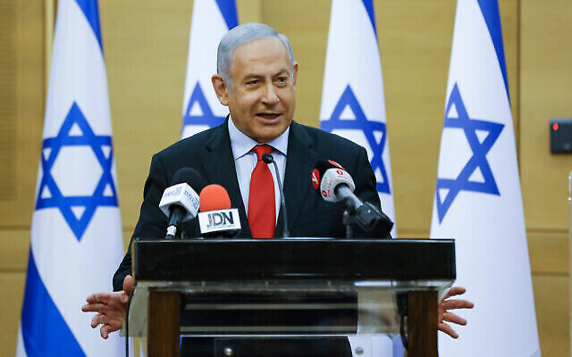 Le leader de l'opposition Benjamin Netanyahu dirige une réunion de la faction du Likud à la Knesset le 15 novembre 2021. (Crédit : Olivier Fitoussi/Flash90)