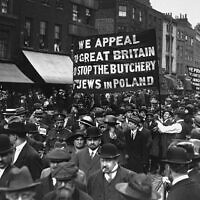 Des Juifs britanniques manifestent pour protester contre les pogroms de 1918-1921. (Crédit : avec l'aimable autorisation de Jeffrey Veidlinger)