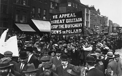 Des Juifs britanniques manifestent pour protester contre les pogroms de 1918-1921. (Crédit : Autorisation de Jeffrey Veidlinger)