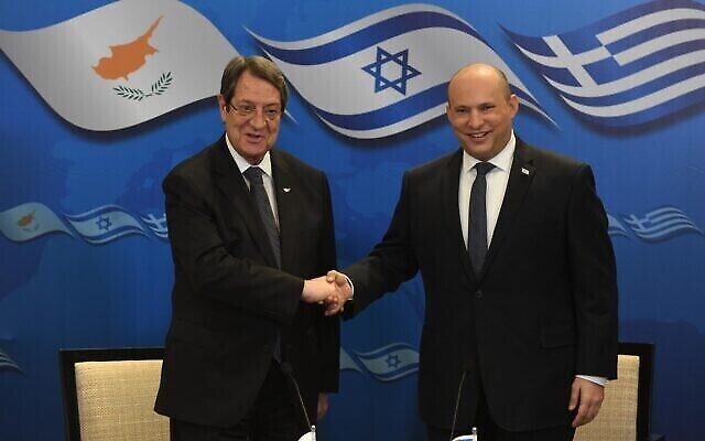 Le Premier ministre Naftali Bennett (à droite) rencontre le président chypriote Nicos Anastasiades à Jérusalem, le 7 décembre 2021. (Crédit : Amos Ben Gershom/GPO)
