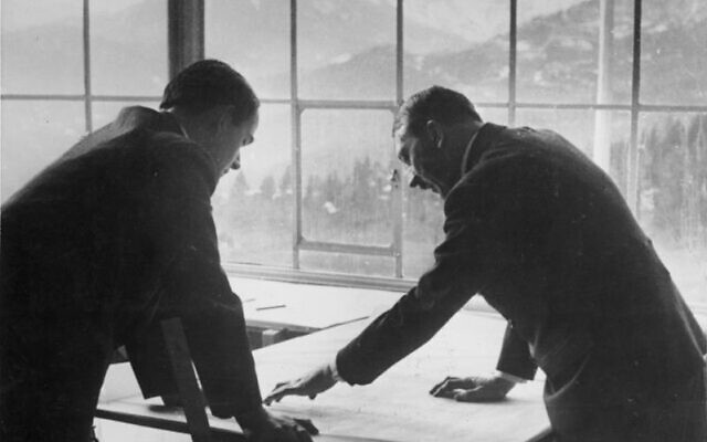 Albert Speer, à gauche, examine des plans de construction avec Adolf Hitler en 1938. (Crédit : Heinrich Hoffmann/Bundesarchiv via Wikimedia Commons)