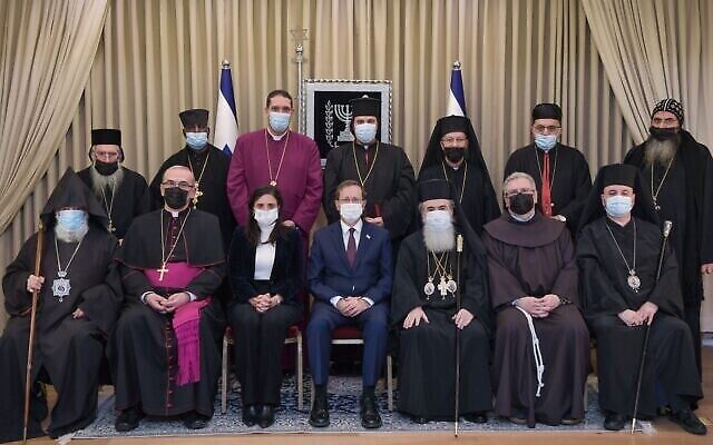 Le président Isaac Herzog et la ministre de l'Intérieur Ayelet Shaked (au centre) posent pour une photo avec des chefs religieux chrétiens à Jérusalem, le 29 décembre 2021. (Crédit : Kobi Gideon/GPO)
