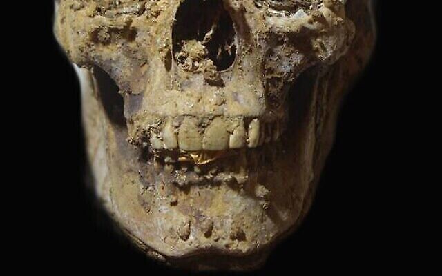 Une langue en or trouvée dans le crâne d'une antique momie en Egypte, décembre 2021. (Crédit : Ministère égyptien du tourisme et des antiquités)