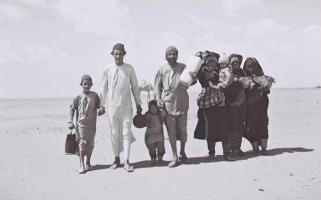Une famille juive yéménite, marchant dans le désert vers un camp mis en place par l’American Joint Distribution Committee, près d’Aden. (Crédit : Archives photographiques nationales israéliennes)