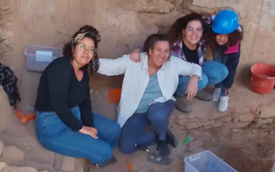 L’équipe de chercheurs dans la synagogue en ruine de Tamanart. (Crédit : Orit Ouaknine-Yekutieli)