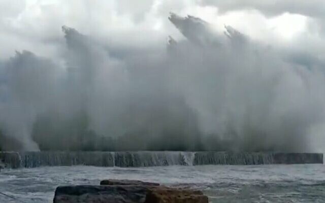 Capture d'écran d'une vidéo de vagues se brisant contre le rivage à Césarée, le 20 décembre 2021. (Twitter)