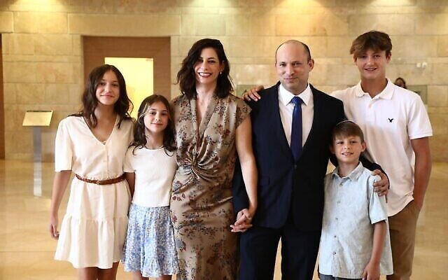 Le Premier ministre Naftali Bennett, sa femme Gilat et leurs quatre enfants à la Knesset, le 13 juin 2021. (Crédit : Naftali Bennett/Instagram)