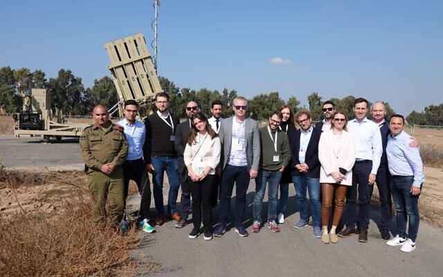 Un groupe de jeunes législateurs faisant partie d'une délégation européenne d'ELNET visite une batterie Dôme de fer près de Sderot, le 22 novembre 2021. (Crédit : ELNET)