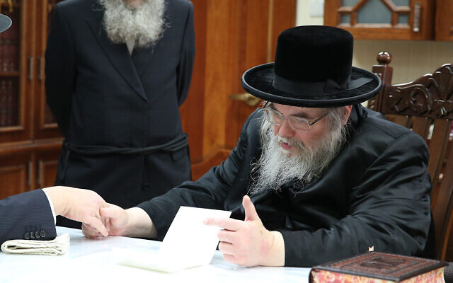 Le leader de la mouvance hassidique Belz, le rabbin Yissachar Dov Rokeach, le 15 décembre 2015. (Crédit : Yaacov Cohen/ FLASH90/Archives)