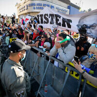 Des manifestants anti-Netanyahu aux abords de la cour de district de Jérusalem alors que le Premier ministre Netanyahu arrive à son procès, le 8 février 2021. (Crédit : Olivier Fitoussi/Flash90)