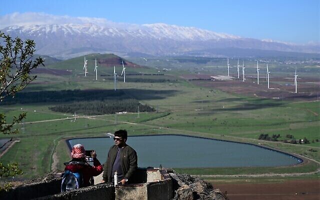 Des personnes visitent un point de vue sur le Mont Bental, qui surplombe la frontière avec la Syrie, sur le plateau du Golan, le 12 mars 2021. (Michael Giladi/Flash90)